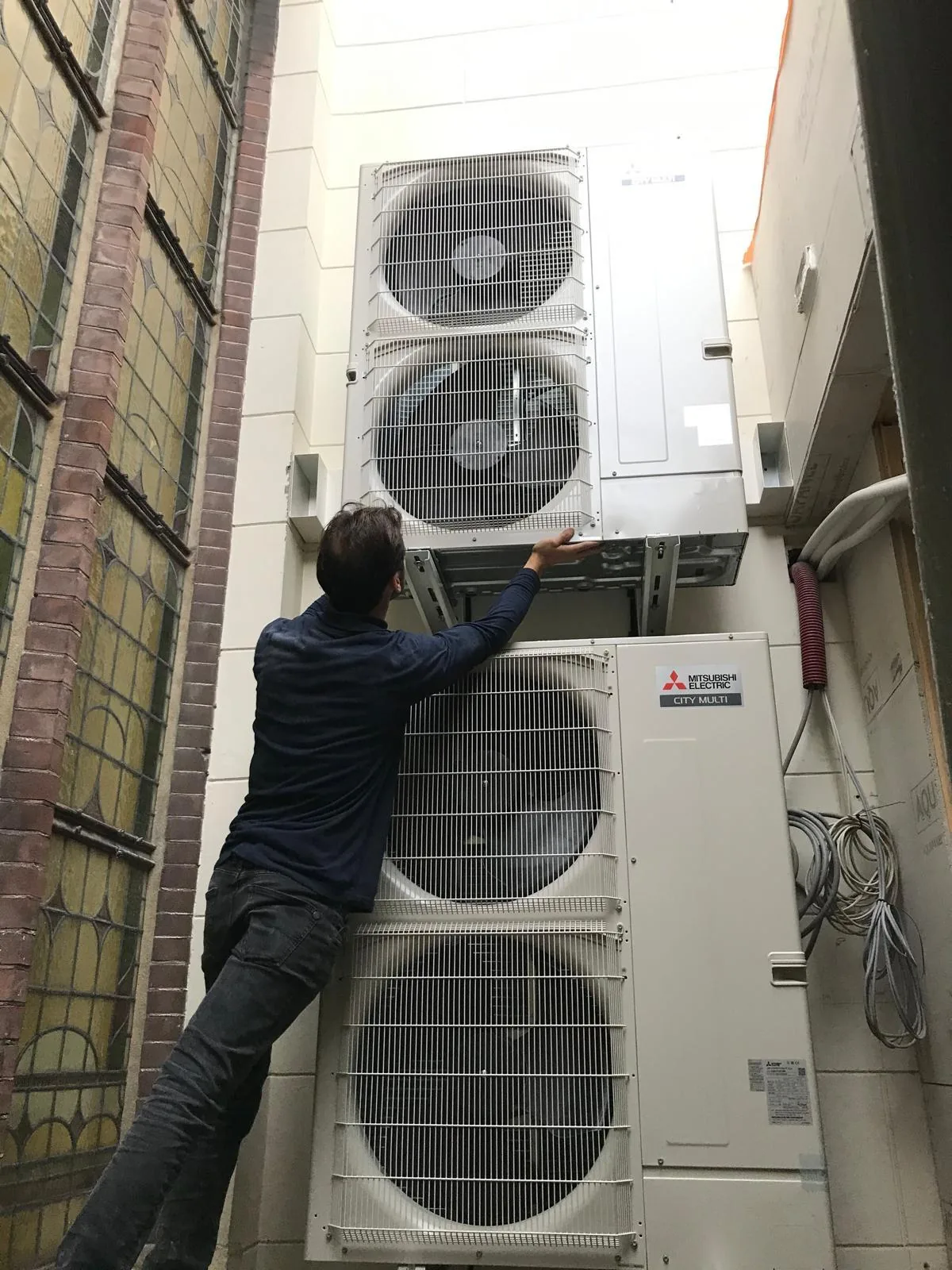 Hakim el Garrat van GarratBV bij een Mitsubishi Electric City Multi-installatie